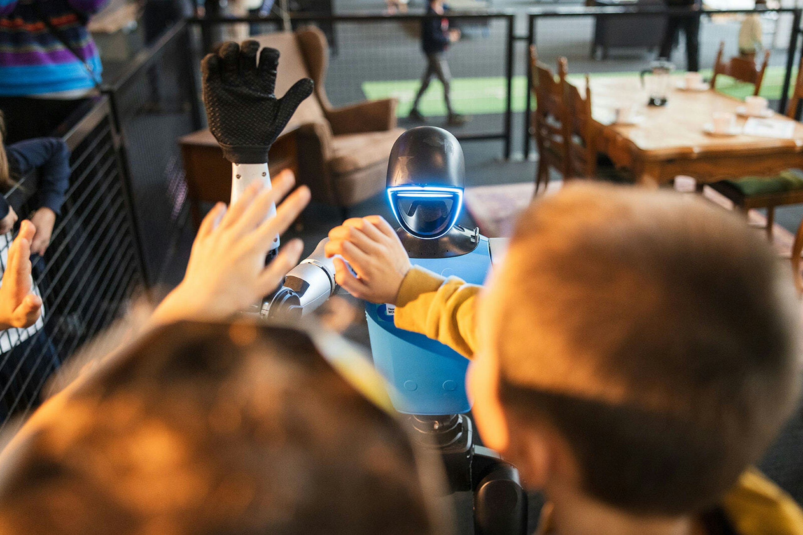 Kinderen high five rob-e de robot