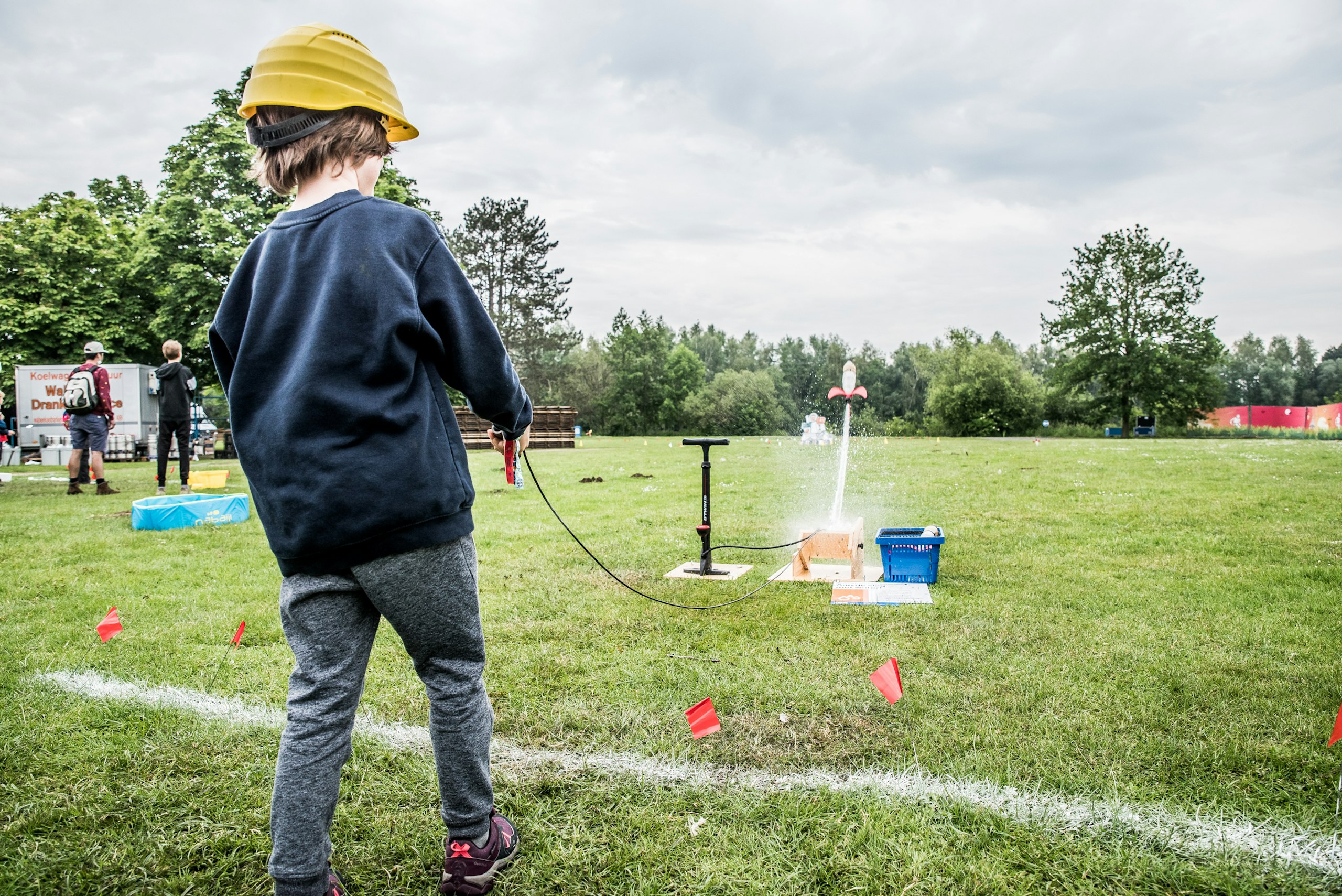 kind schiet waterraket af