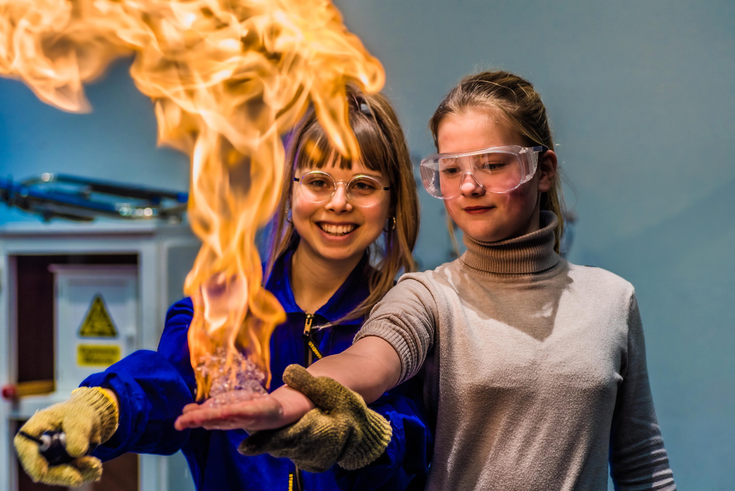 Vlam methaan op hand uitstap kind