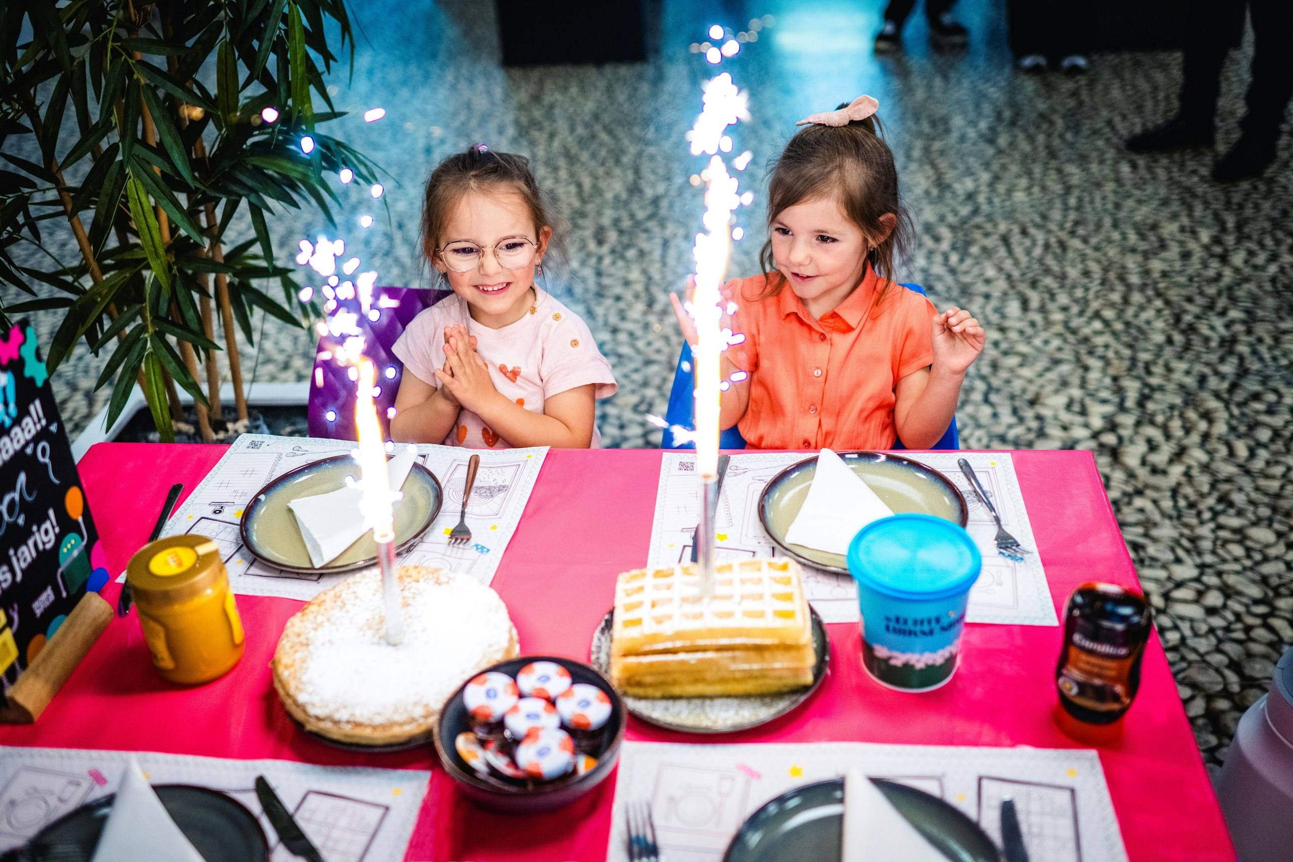 Verjaardagsfeestje kinderen aan tafel