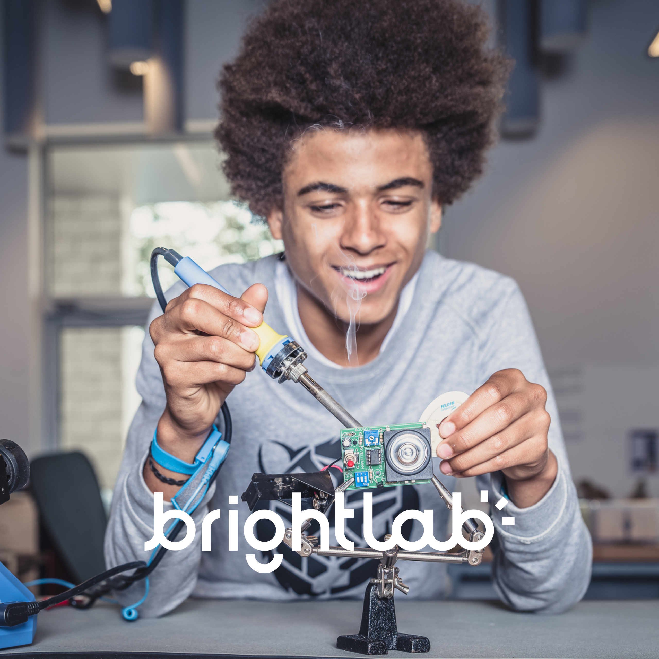 Brightlab logo op soldeerfoto