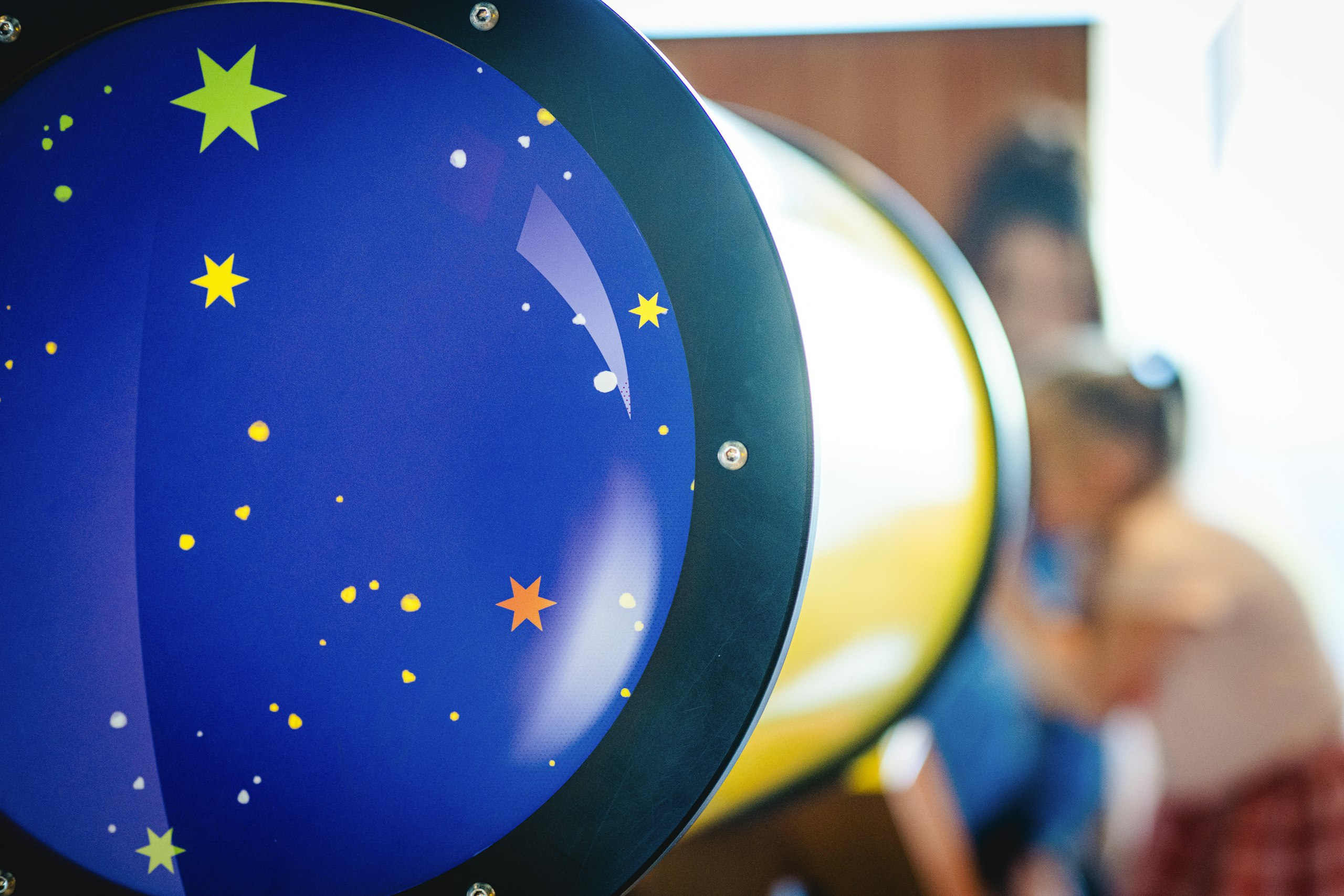 verrekijker in doolhoofd met sterretjes