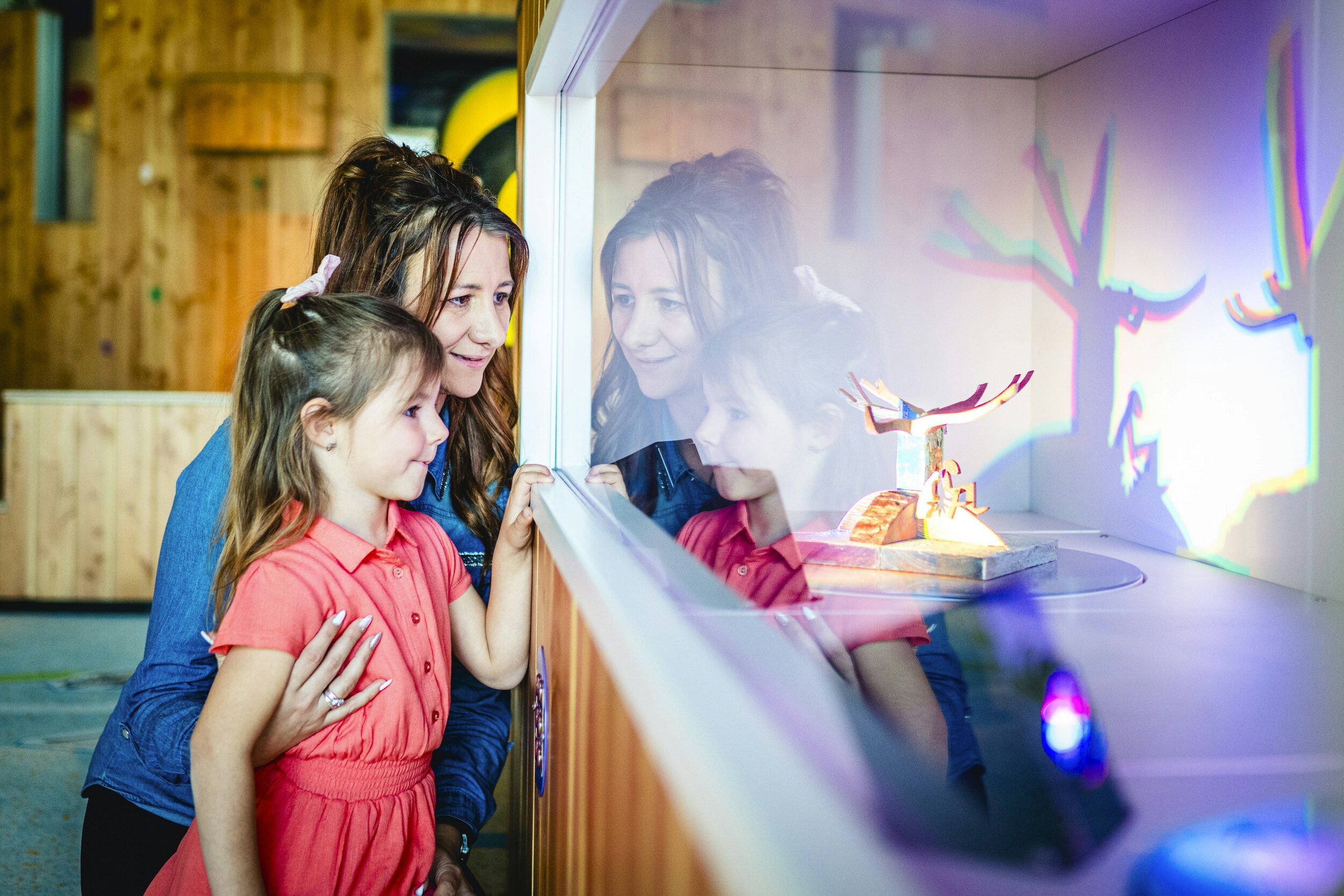 vrouw en kind lichtspel doolhoofd