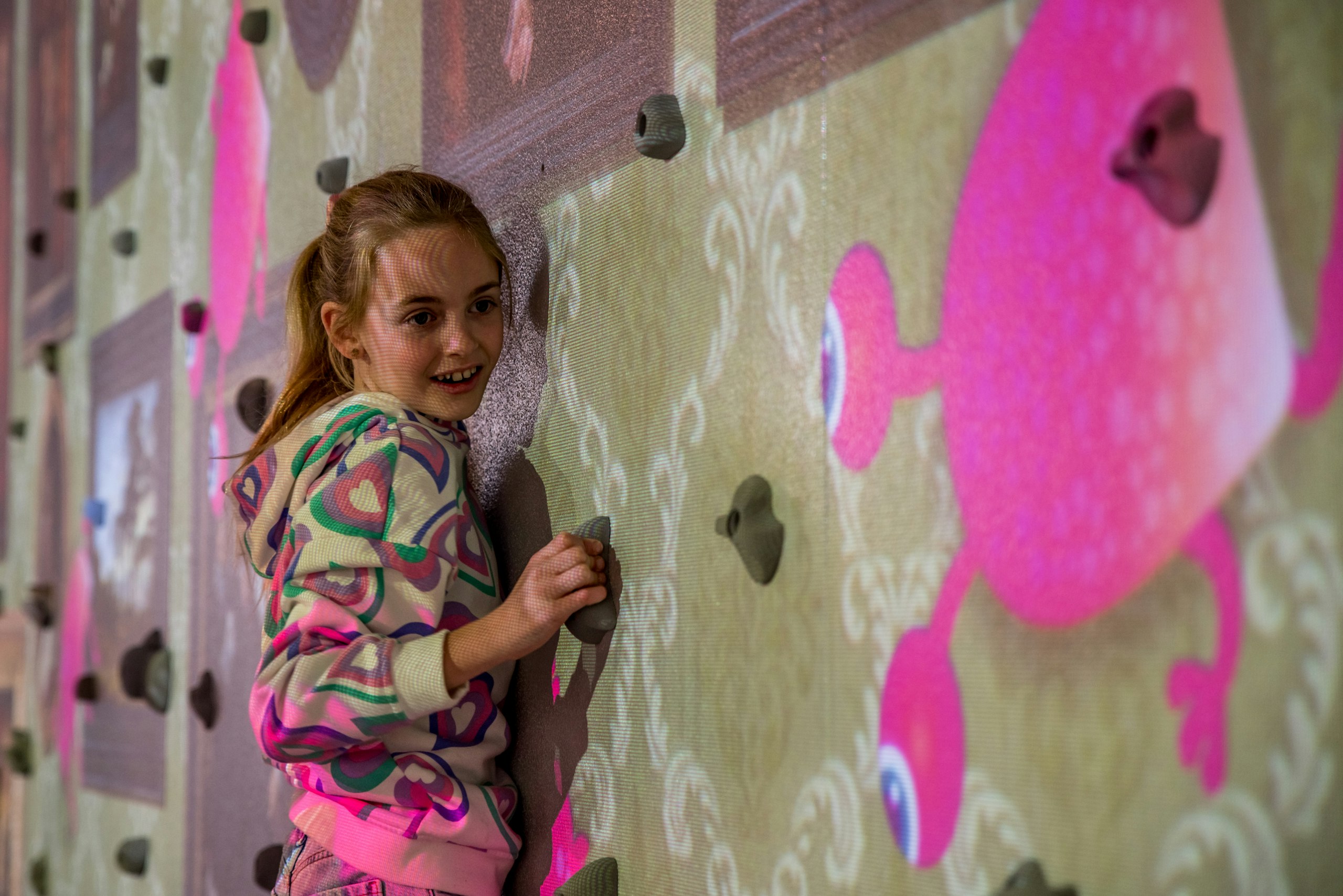 Augmented reality klimmuur uitstap met kind