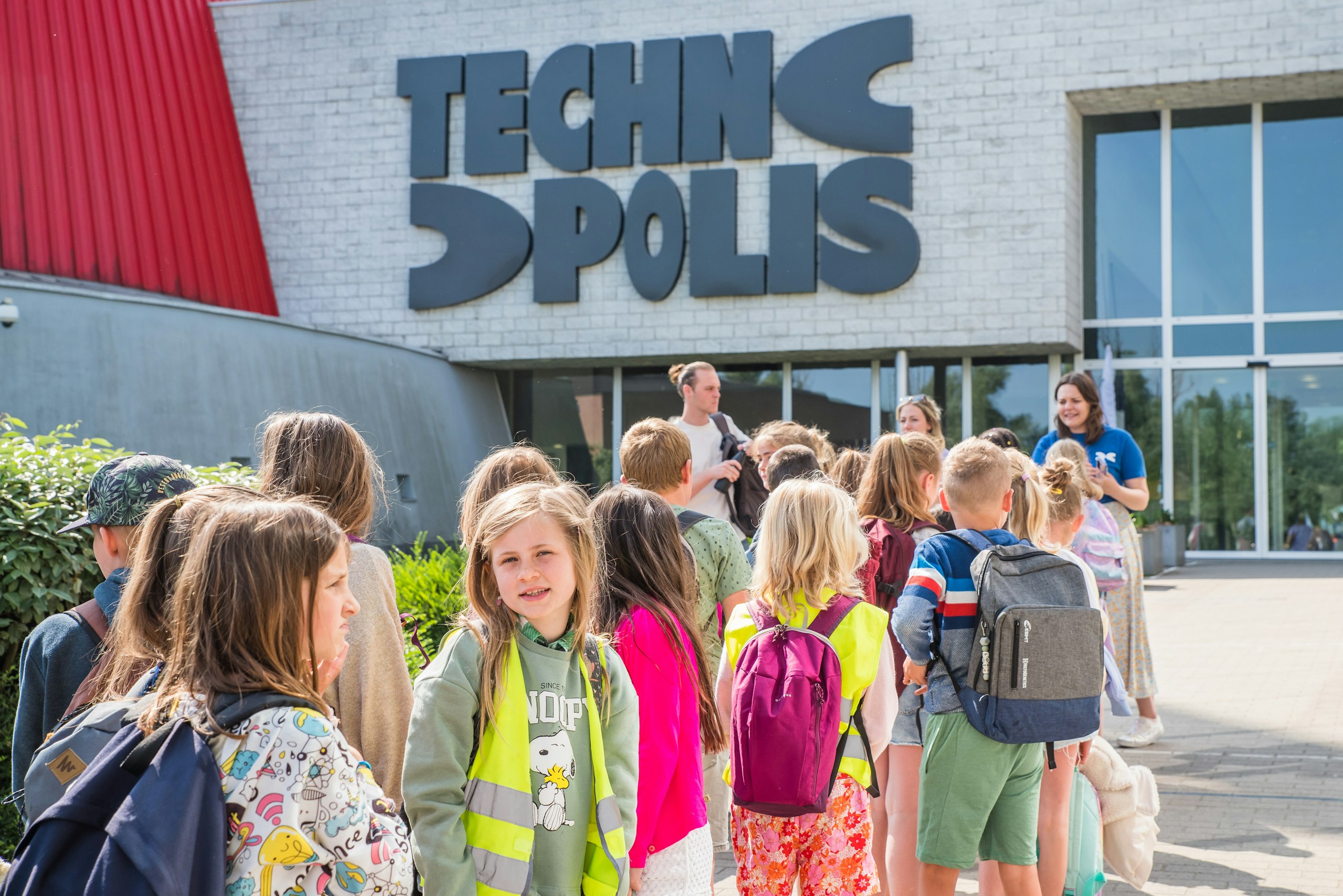 01 Klasbezoek aankomst buiten 18