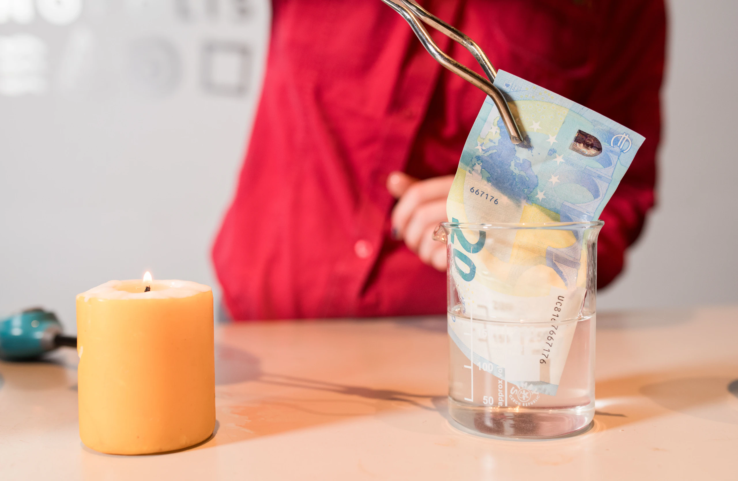 Brandend bankbiljet 2