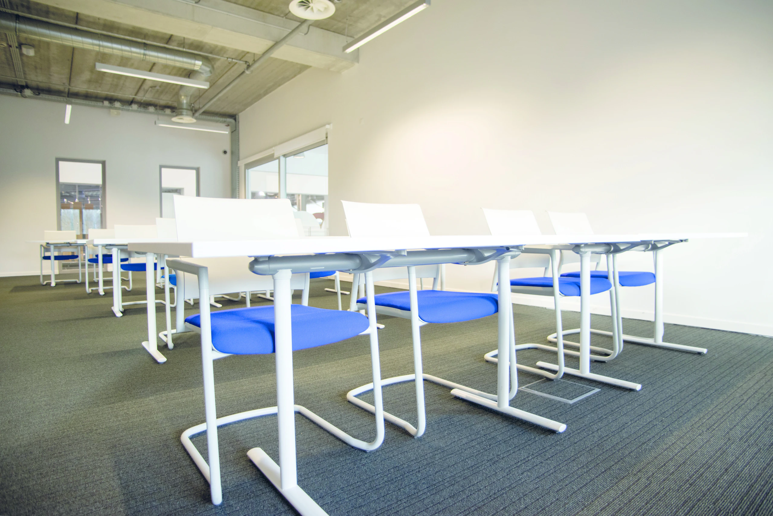 STEM tafels en stoelen